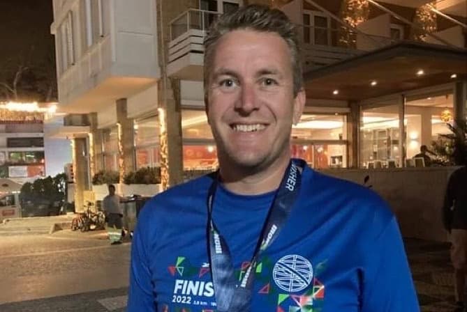 Ronny Johnsen etter målgang på Ironman Cascais i 2022